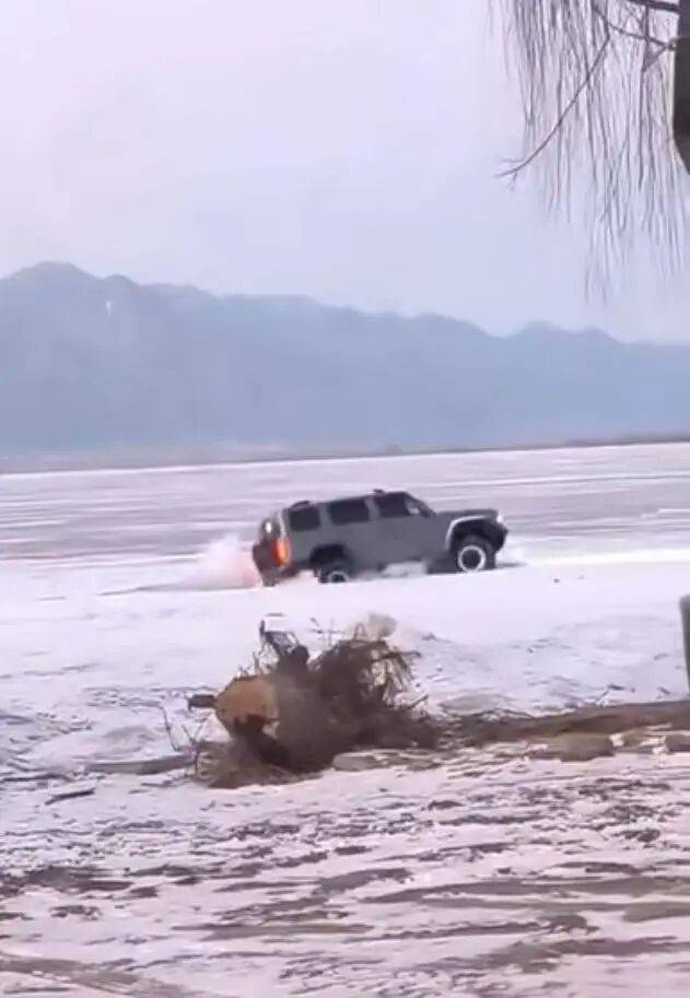 河北一越野车在水库冰面练漂移<strong></p>
<p>虚拟币CP</strong>，冰层突然破裂，车轮落水被冻6小时，找来吊车深夜将车吊出