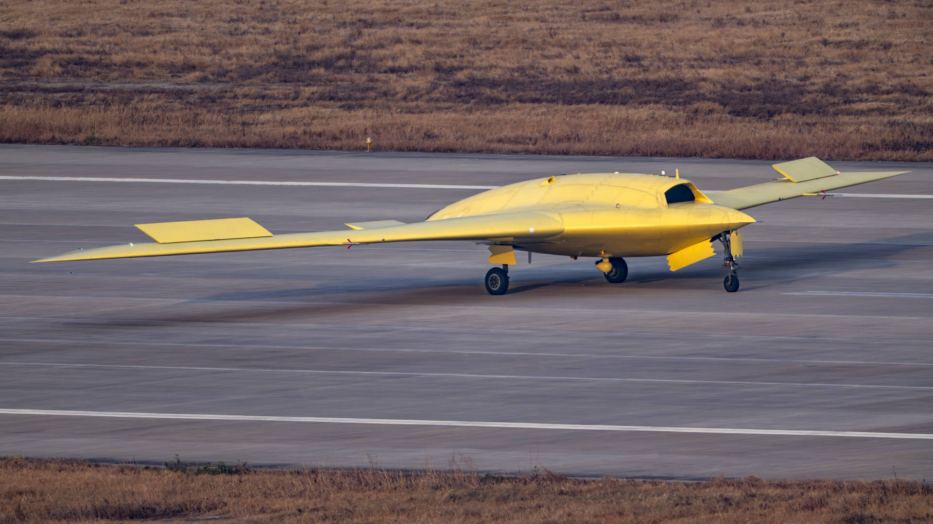 多张高清大图<strong></p>
<p>虚拟币CP</strong>！新型高空高速长航时无人机彩虹-7近日成功首飞