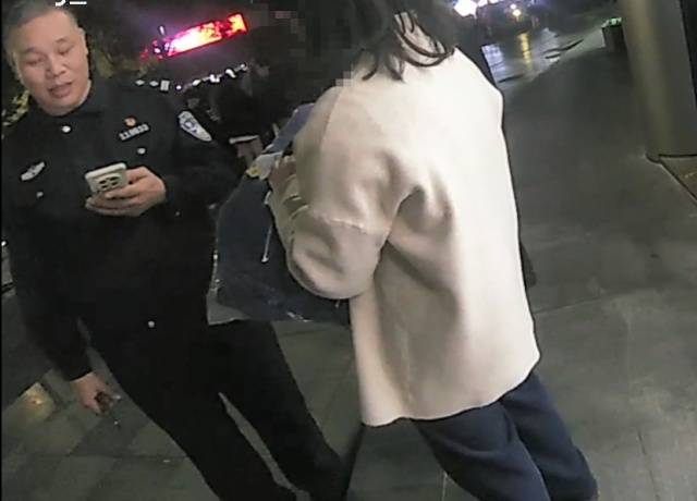 机智!快递在家门口被偷<strong></p>
<p>虚拟币CP</strong>,她用一招抓到了人还拿回了东西