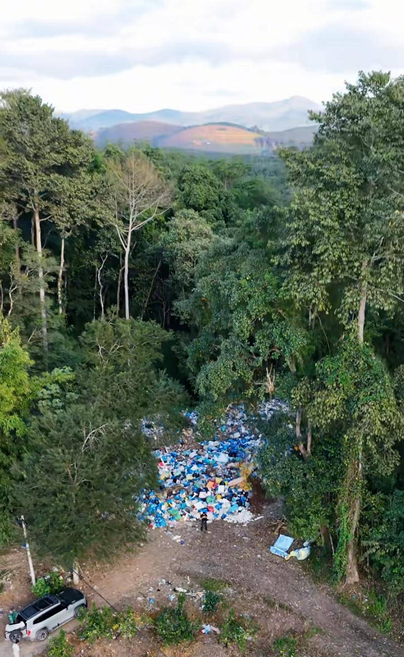 西双版纳勐龙镇通报“森林里倾倒塑料垃圾”：正在清运