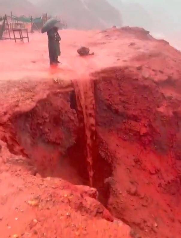 罕见！伊朗霍尔木兹岛遭遇强降雨<strong></p>
<p>晋江虚拟币传销</strong>，部分海域变成“血色海洋”