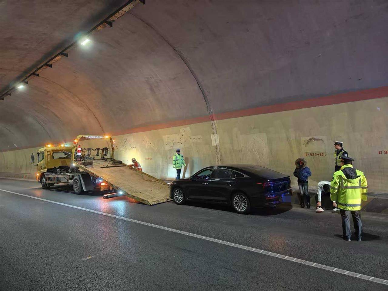 兰海高速一小车定速巡航故障刹车失灵<strong></p>
<p>晋江虚拟币传销</strong>，时速115狂奔490公里直至燃油耗尽，交警开道、路政压阵成功化险