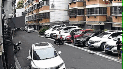 砰！浙江女子刚坐进车里<strong></p>
<p>晋江虚拟币传销</strong>，一把菜刀砸在眼前，随后剪刀又飞来