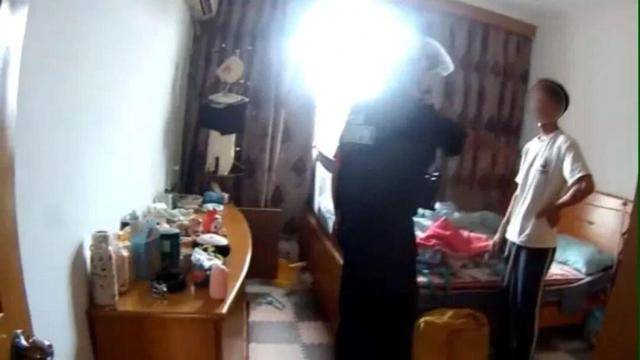 砰！浙江女子刚坐进车里<strong></p>
<p>晋江虚拟币传销</strong>，一把菜刀砸在眼前，随后剪刀又飞来