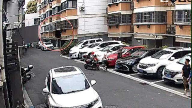 砰！浙江女子刚坐进车里<strong></p>
<p>晋江虚拟币传销</strong>，一把菜刀砸在眼前，随后剪刀又飞来