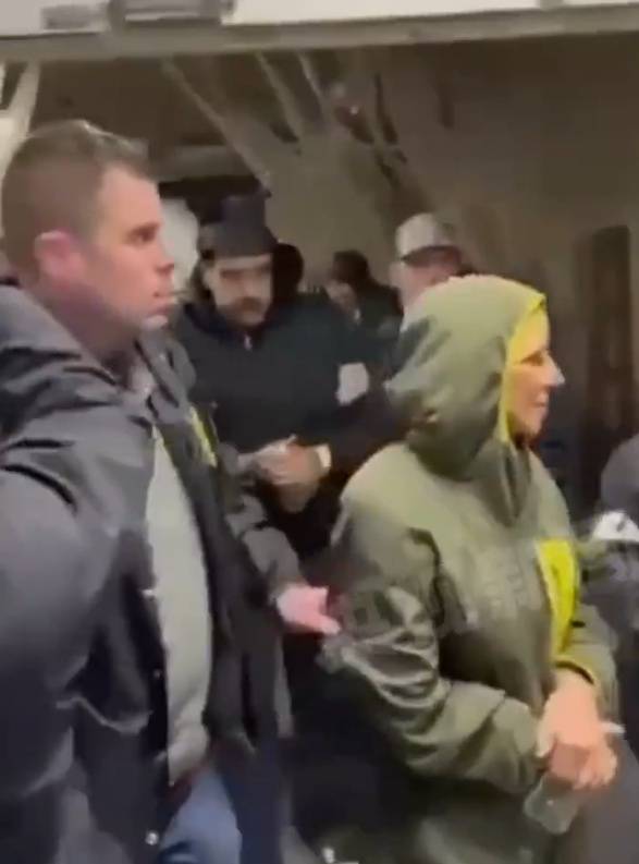 马杜罗现身美国缉毒局采指纹<strong></p>
<p>虚拟币中介怎么挣钱</strong>，英语、西班牙语切换和众人打招呼，疑似左腿受伤