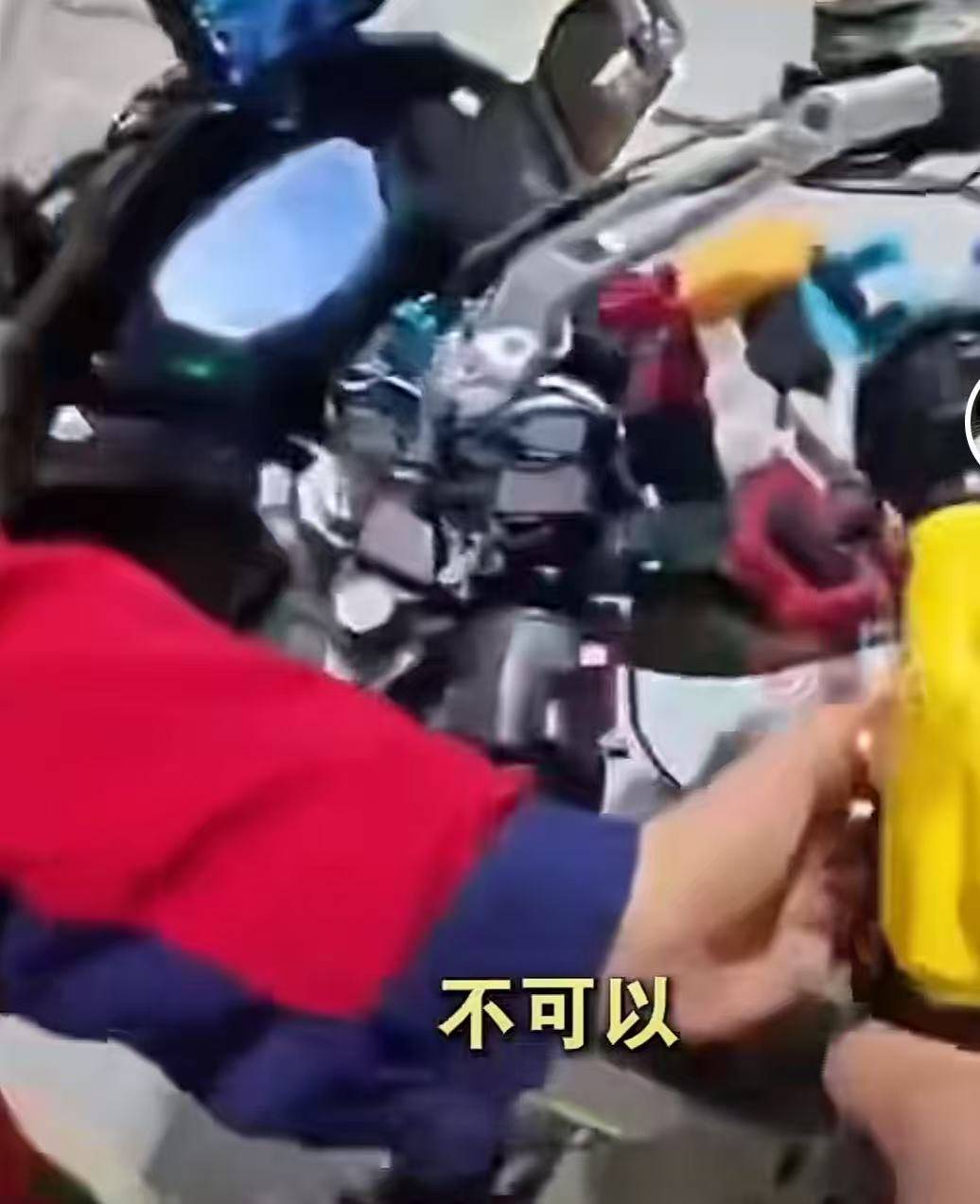 男子骑摩在禁摩高速服务区加油被拒后喷油<strong></p>
<p>虚拟货币小熊币</strong>,重庆交警介入,律师解析紧急情况能不能加油