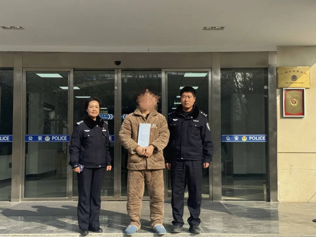 男子网购椅子多出一块15公斤价值40余万元的银板<strong></p>
<p>不花钱用手机玩的虚拟币</strong>，民警细致排查后查明原因